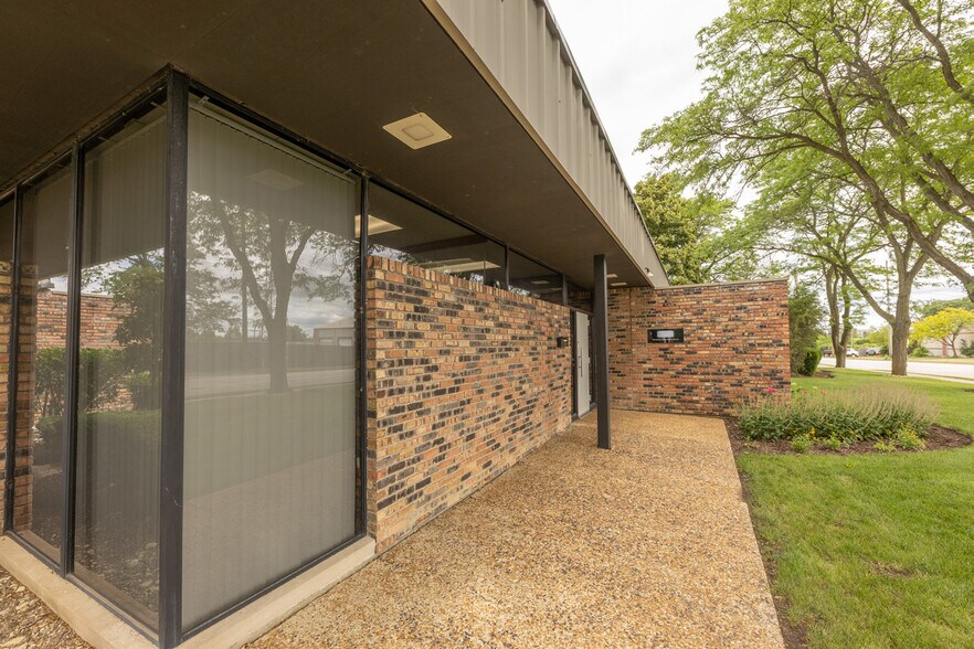 450 S Wheeling Rd, Wheeling, IL à vendre - Photo du bâtiment - Image 2 de 6