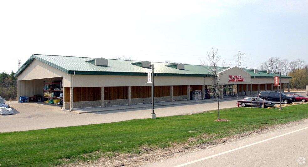 Retail business, real estate and parcel portefeuille de 5 propriétés à vendre sur LoopNet.ca - Photo du bâtiment - Image 2 de 10