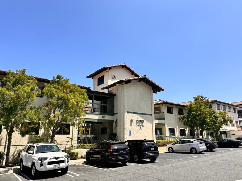 24953 Paseo De Valencia, Laguna Hills, CA à louer - Photo du bâtiment - Image 1 de 9