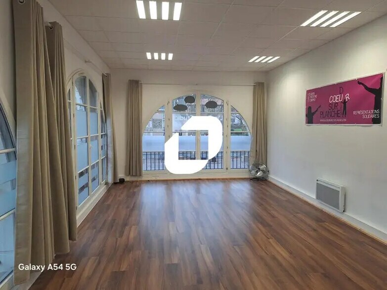 Office in Chaville for lease - Interior Photo - Image 2 of 7