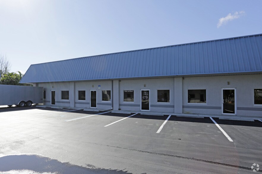 2242 Hemingway Dr, Fort Myers, FL for sale - Building Photo - Image 3 of 4