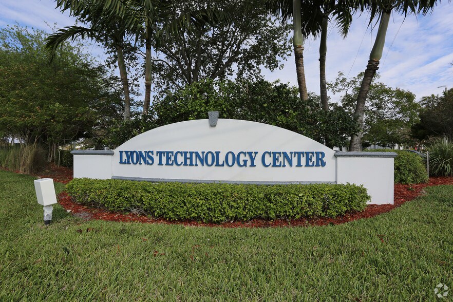 4611 Johnson Rd, Coconut Creek, FL à louer - Photo du bâtiment - Image 1 de 1