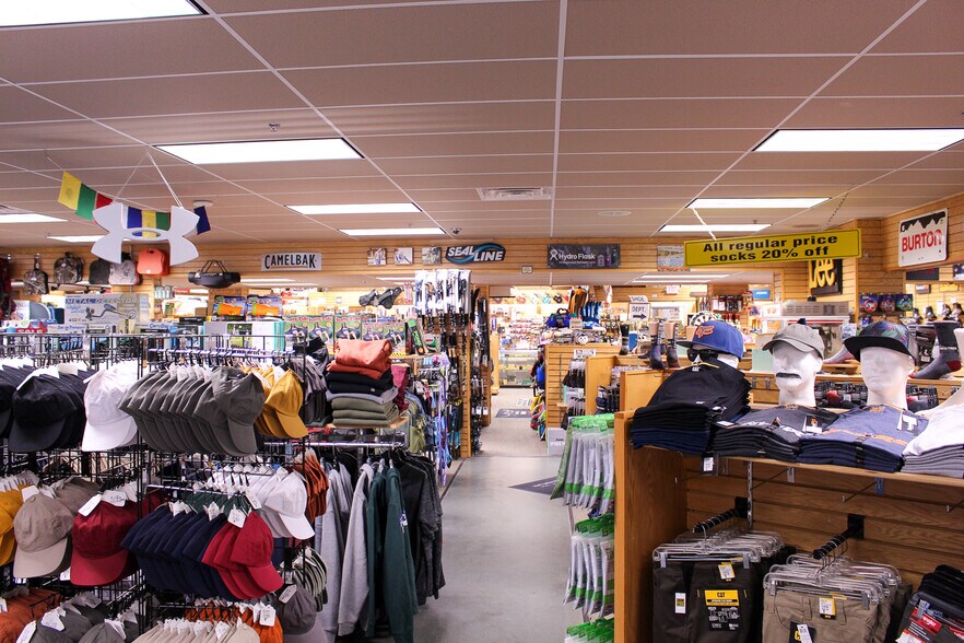 Sam's Outdoor Outfitters portefeuille de 2 propriétés à vendre sur LoopNet.ca - Photo du bâtiment - Image 3 de 11