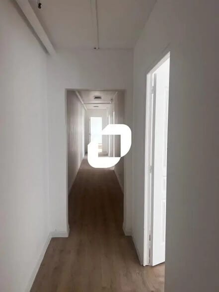 Flex in Meaux for lease - Interior Photo - Image 1 of 3