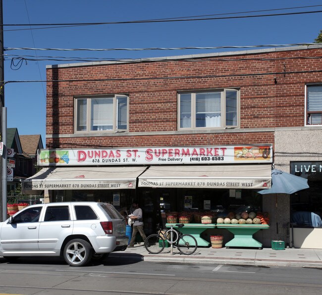 Plus de détails pour 878-880 Dundas St W, Toronto, ON - Commerce de détail à vendre