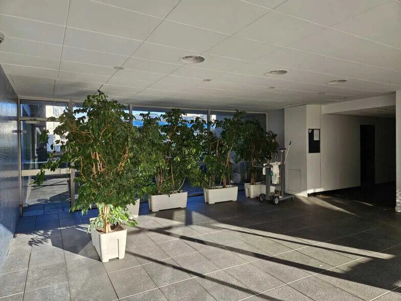 Office in Boulogne-Billancourt for lease - Lobby - Image 3 of 16