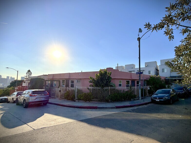 1126 White Knoll Dr, Los Angeles, CA à vendre - Photo du bâtiment - Image 2 de 5