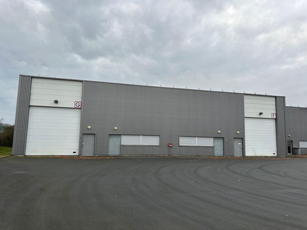 Flex in Les Sorinieres for lease Building Photo- Image 1 of 8