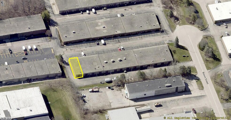 1000 Brown St, Wauconda, IL à vendre - Photo du bâtiment - Image 2 de 3