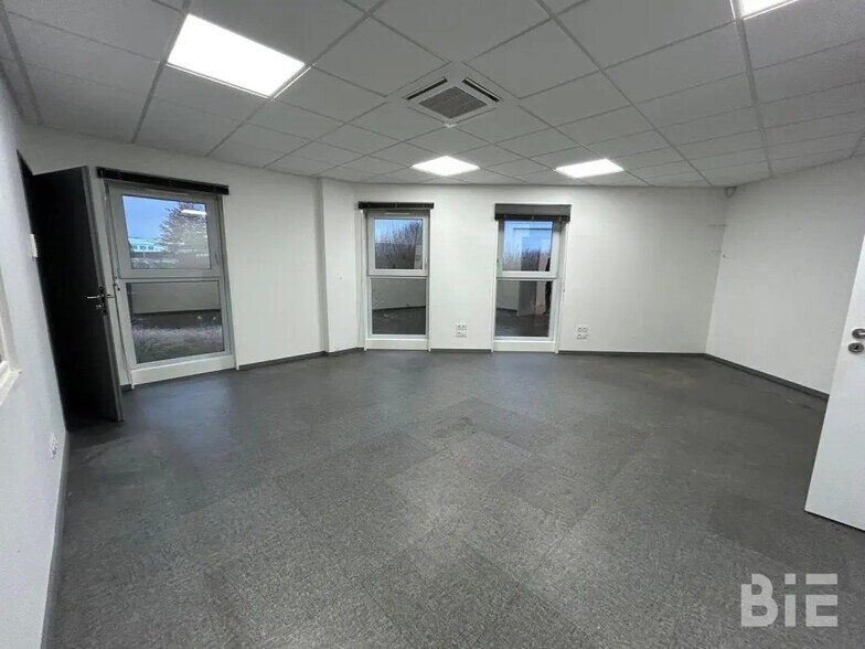Bureau dans SAINT-JEAN-D'ILLAC à louer - Photo intérieure - Image 3 de 11