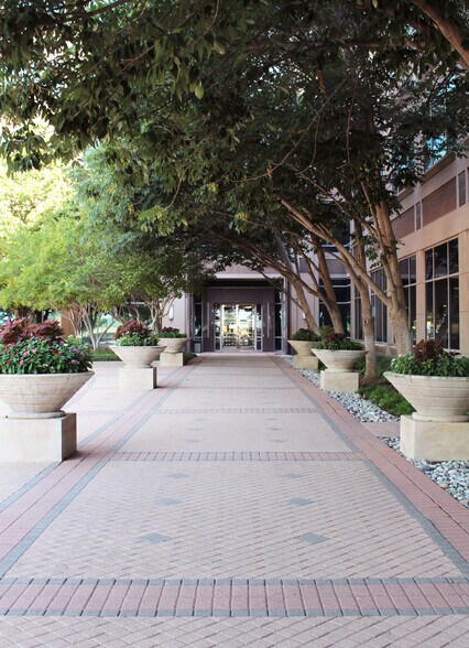 909 Hidden Ridge Dr, Irving, TX à louer - Photo du bâtiment - Image 3 de 10