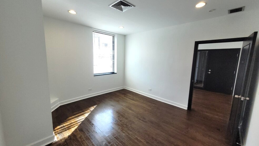 5642 W Diversey Ave, Chicago, IL for lease - Interior Photo - Image 3 of 12