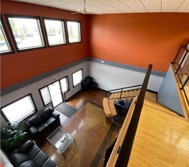 12110 40th St SE, Calgary, AB à vendre - Photo du bâtiment - Image 2 de 11