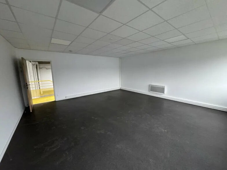 Flex in Torcy for lease - Interior Photo - Image 1 of 8