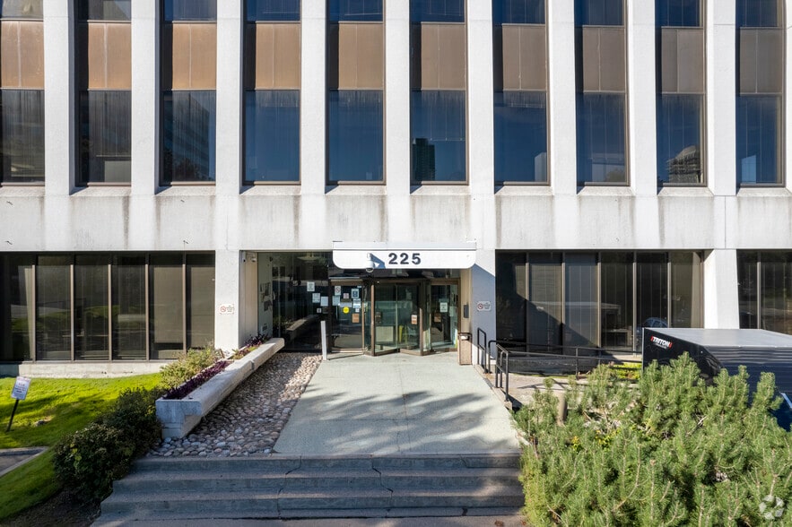 225 Yorkland Blvd, Toronto, ON à louer - Photo du bâtiment - Image 3 de 13