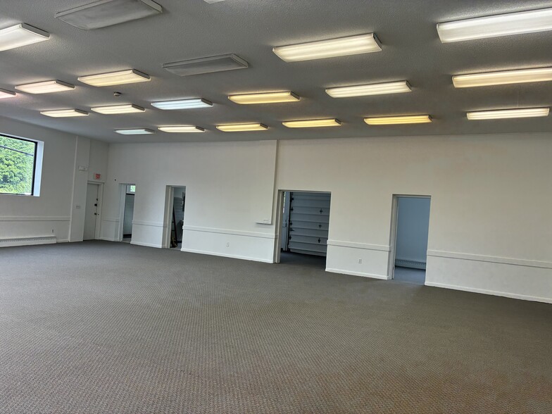 132 Franklin St, Torrington, CT for lease - Building Photo - Image 3 of 11
