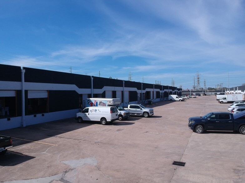 9941-9949 Harwin Dr, Houston, TX for lease - Building Photo - Image 3 of 10