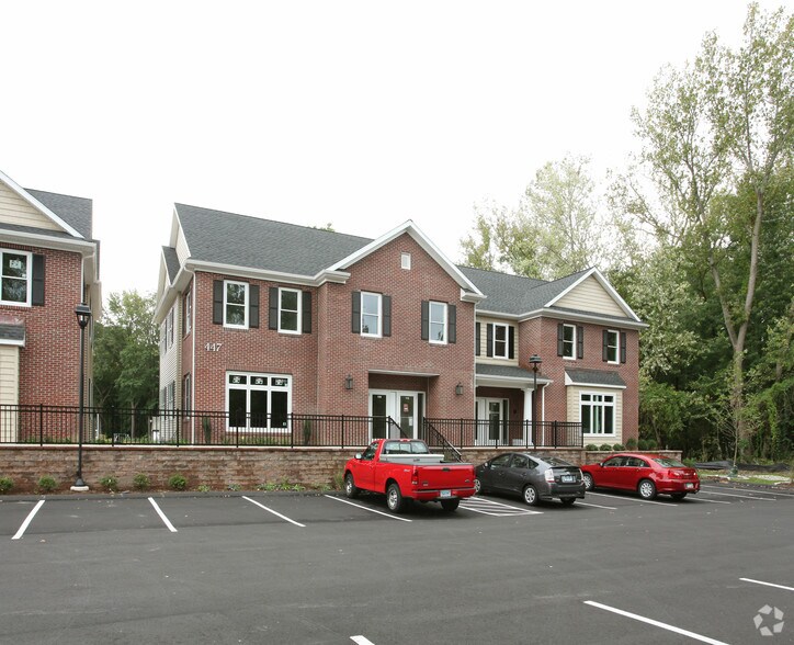 447 Naubuc Ave, Glastonbury, CT à vendre - Photo du bâtiment - Image 2 de 8