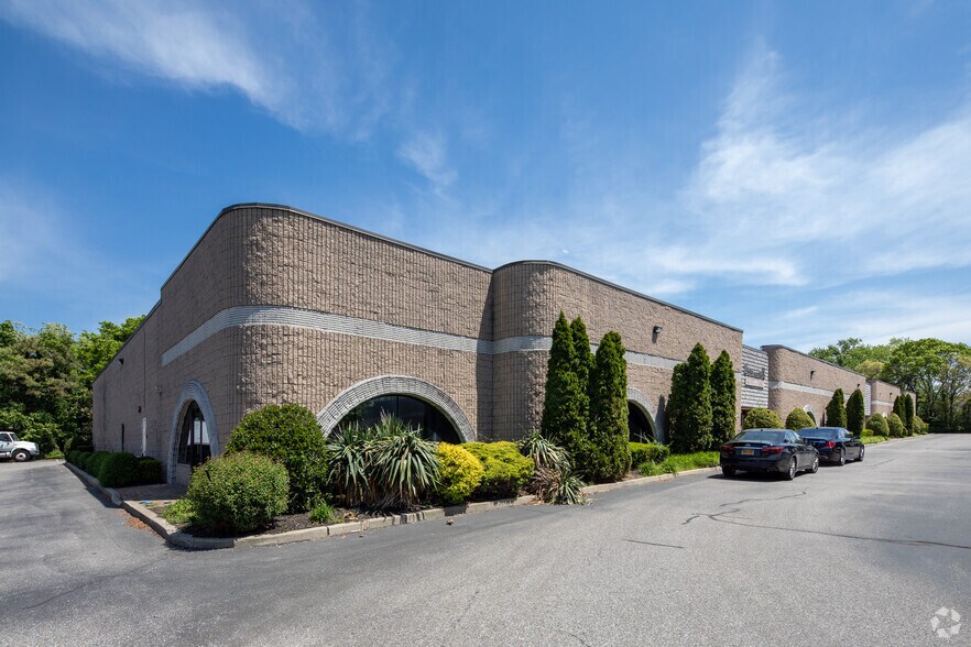 331 Dante Ct, Holbrook, NY à louer - Photo du bâtiment - Image 3 de 9