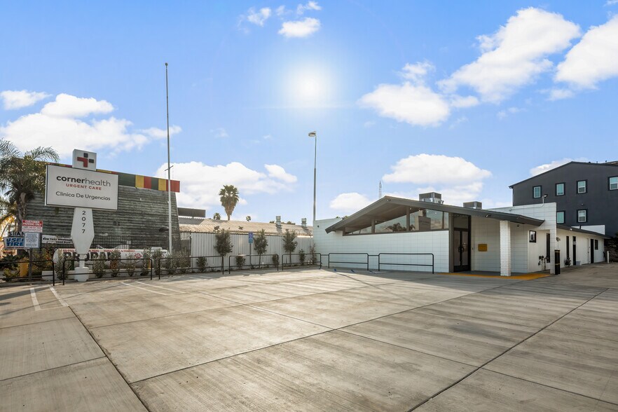 2077 Harbor Blvd, Costa Mesa, CA à louer - Photo du bâtiment - Image 2 de 3