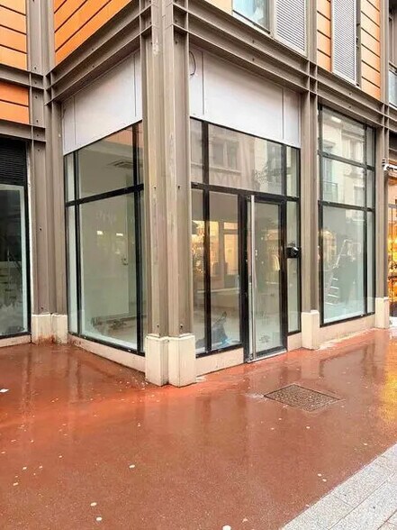 Retail in Rouen for lease - Building Photo - Image 1 of 3