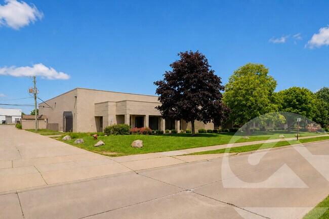 Plus de détails pour 900 E Whitcomb Ave, Madison Heights, MI - Industriel à louer