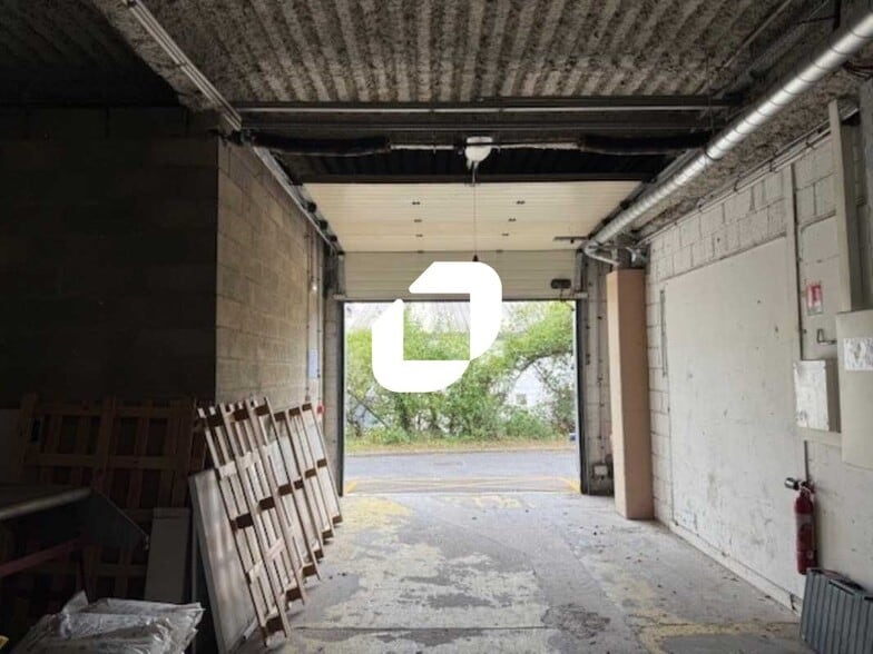Retail in Pierrelaye for lease - Interior Photo - Image 2 of 9