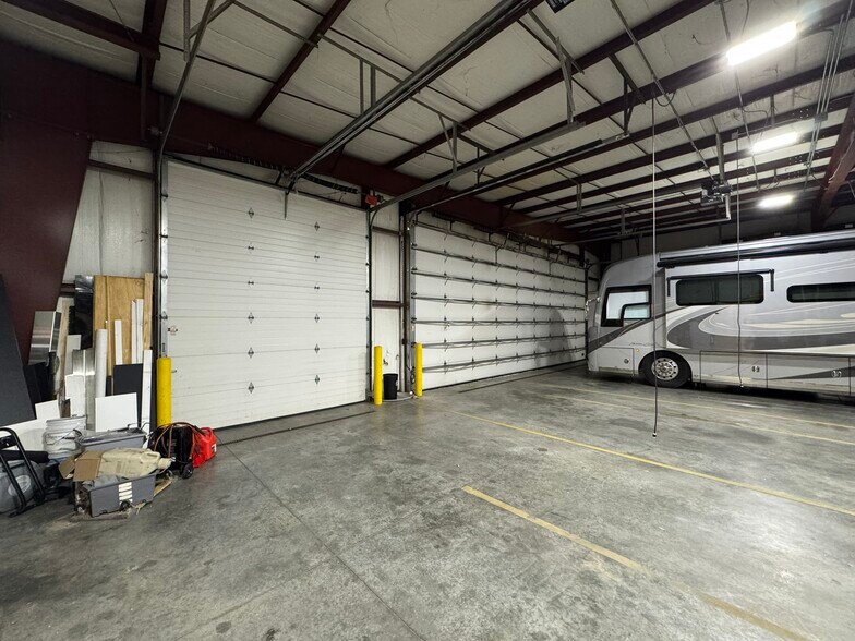 3821 Industrial Blvd, Indianapolis, IN à vendre - Photo du bâtiment - Image 2 de 40