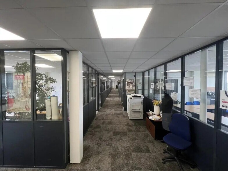 Office in Nanterre for sale - Interior Photo - Image 2 of 5