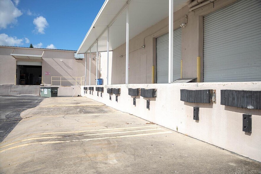 1185 Gooden Crossing, Largo, FL à louer - Photo du bâtiment - Image 3 de 4