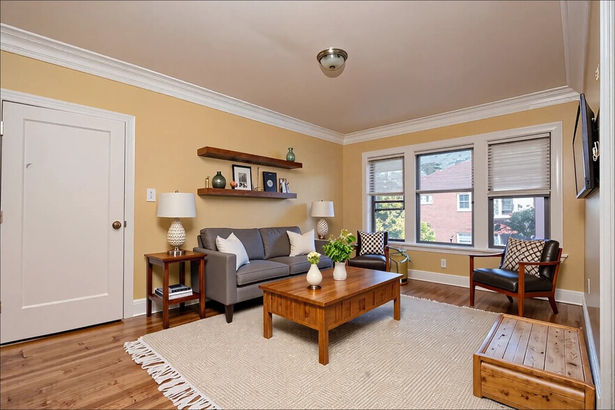 7701 S Eggelston St, Chicago, IL for sale - Interior Photo - Image 2 of 38