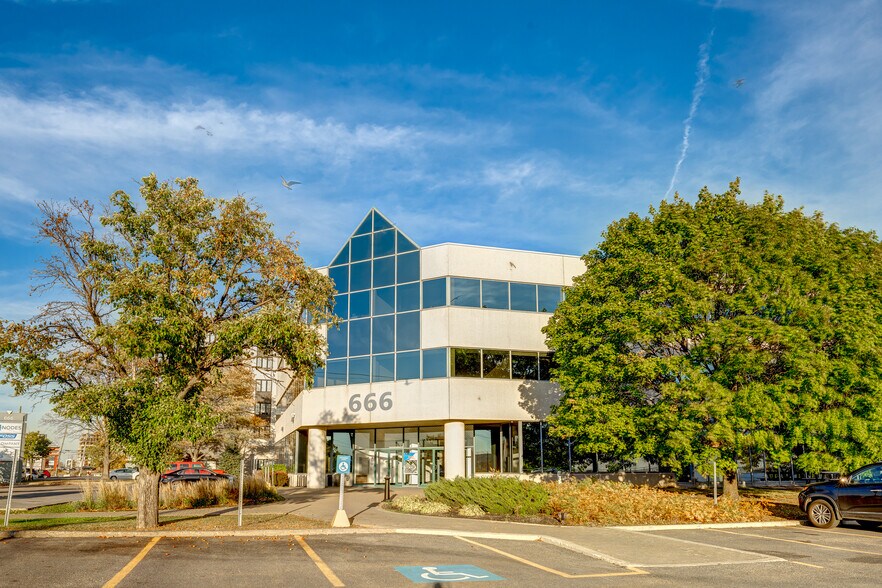 666 Boul Saint-Martin O, Laval, QC à louer - Photo du bâtiment - Image 2 de 7