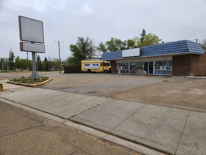 208 Railway Ave E, Drumheller, AB à vendre - Photo du bâtiment - Image 1 de 24
