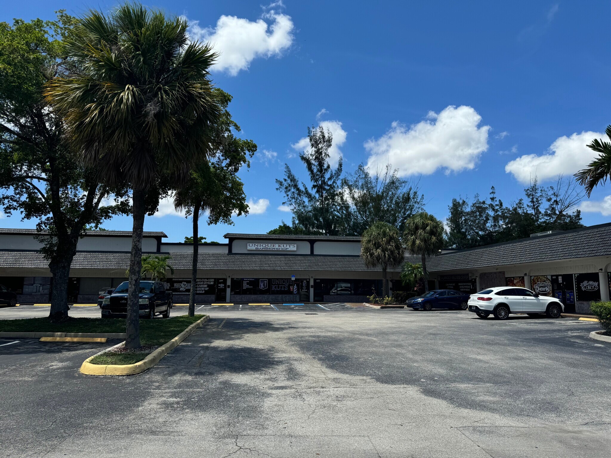 7529-7575 W Oakland Park Blvd, Lauderhill, FL à louer Photo du bâtiment- Image 1 de 13