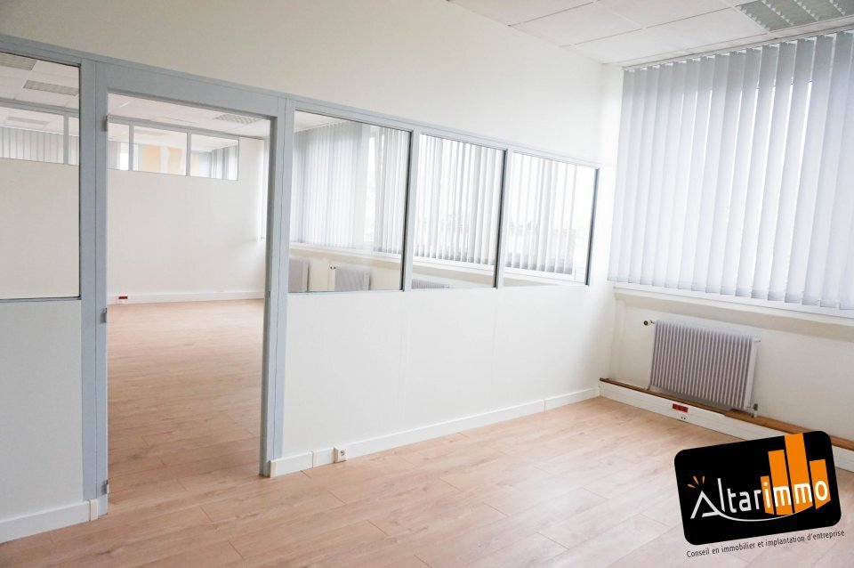 Office in Lucé for lease Interior Photo- Image 1 of 5