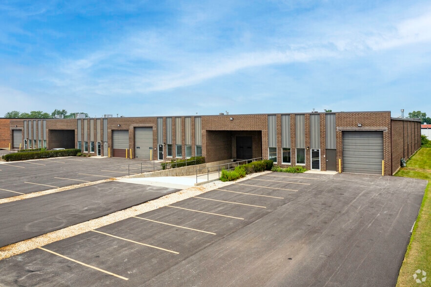 301-307 Eisenhower Ln S, Lombard, IL à louer - Photo du bâtiment - Image 2 de 4