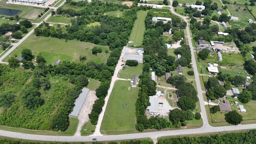 27930 Calvert Rd, Tomball, TX à vendre - Photo du bâtiment - Image 2 de 3