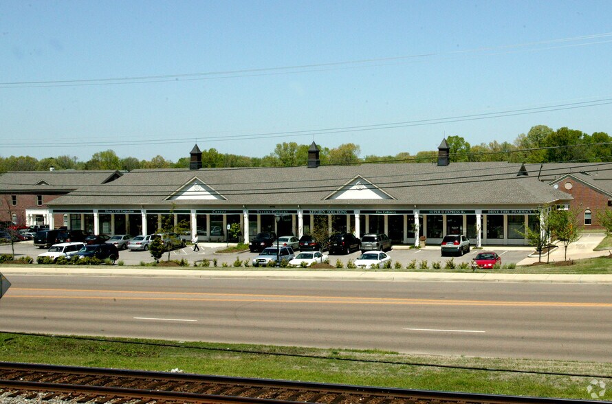 9056 Poplar Pike, Germantown, TN à louer - Photo du bâtiment - Image 2 de 4