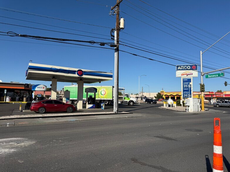 551 N Lamb Blvd, Las Vegas, NV à vendre - Photo du bâtiment - Image 2 de 17