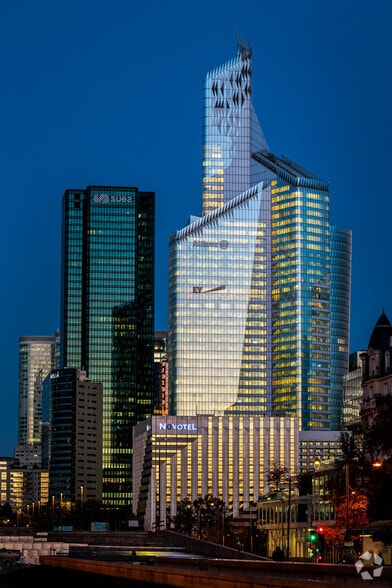 1-2 Place Des Saisons, Courbevoie à louer - Photo principale - Image 1 de 6