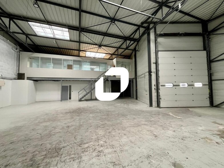 36 Rue Champ Dolin, Saint-Priest for lease - Interior Photo - Image 2 of 17