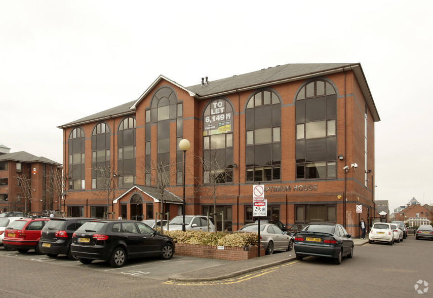 Clippers Quay, Salford for sale - Primary Photo - Image 1 of 1