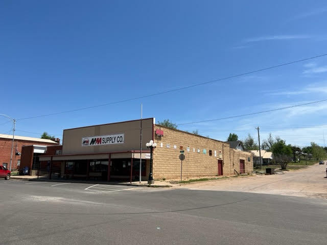 402 North Main, Cement, OK à vendre - Photo principale - Image 1 de 11