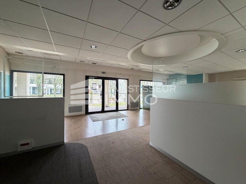 Retail in Torcy for lease - Interior Photo - Image 3 of 6