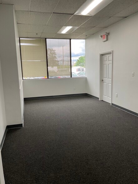450-460 Veterans Dr, Burlington, NJ for lease - Interior Photo - Image 2 of 22