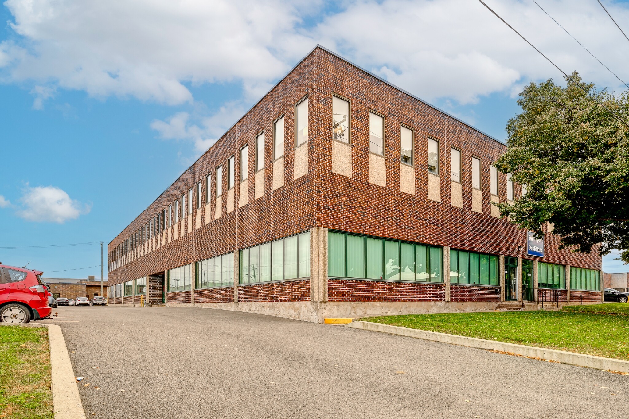 500-600 Rue Hodge, Montréal, QC à louer Photo du bâtiment- Image 1 de 18