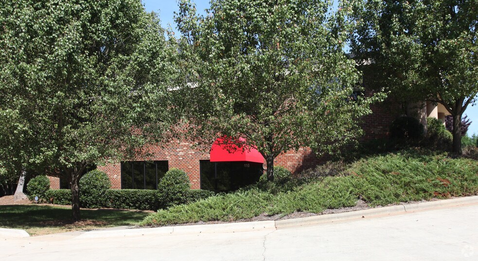 4280 Piedmont Pky, Greensboro, NC à louer - Photo du bâtiment - Image 3 de 8