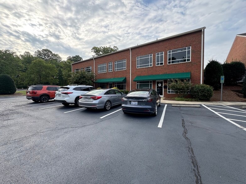 5500 Adams Farm Ln, Greensboro, NC for lease - Building Photo - Image 1 of 9