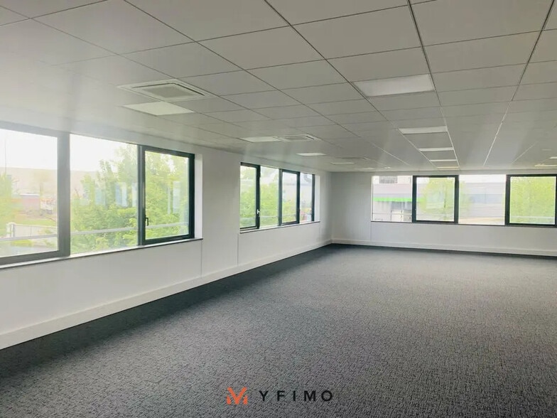 Office in Guyancourt for lease - Interior Photo - Image 3 of 4