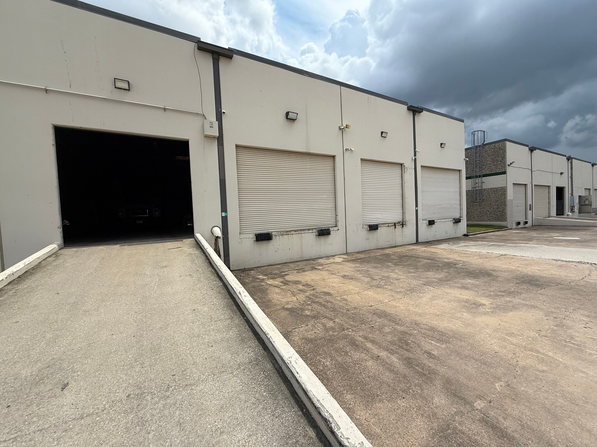 16515 Hedgecroft Dr, Houston, TX for lease Building Photo- Image 1 of 6